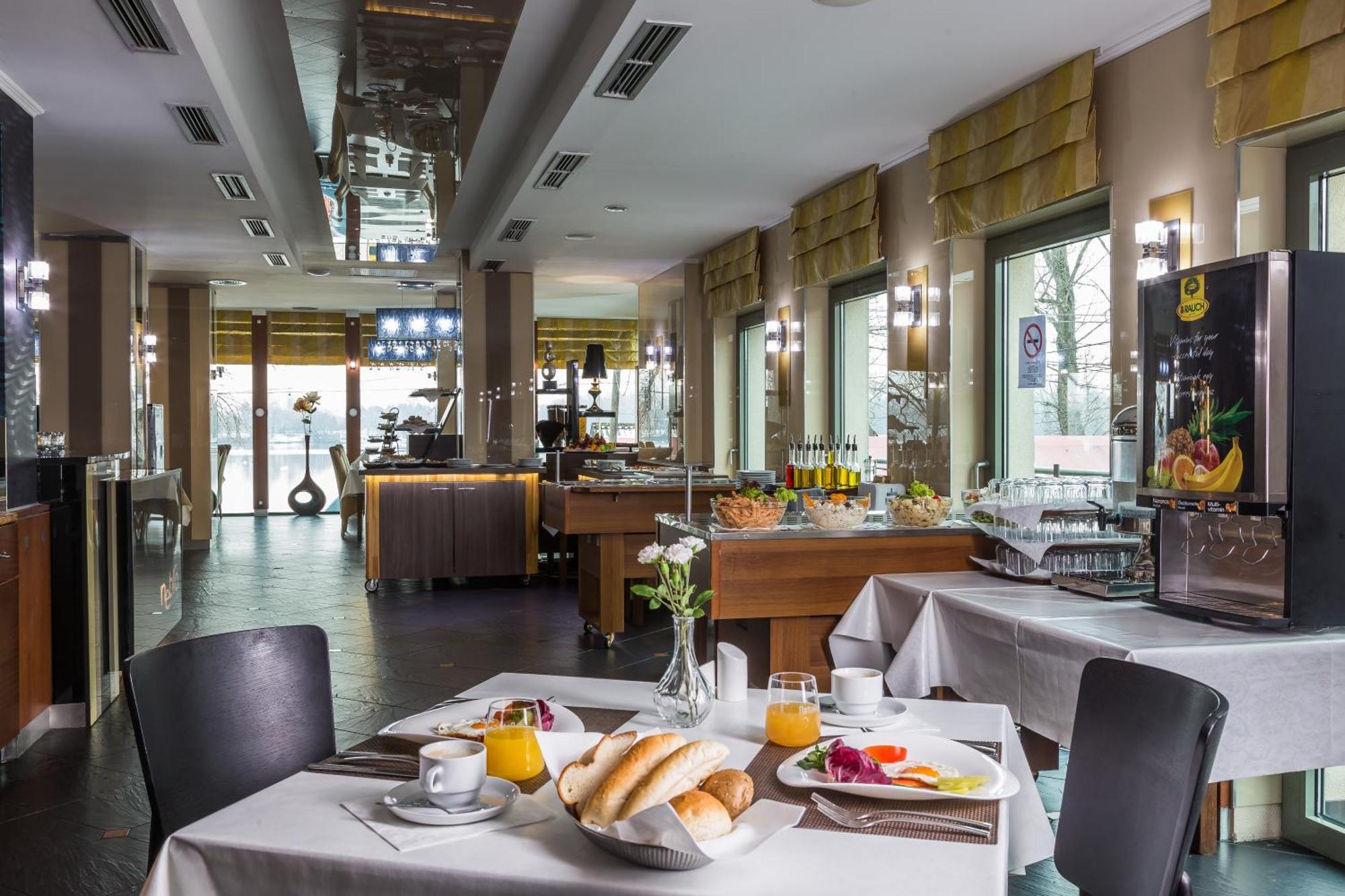Holiday Beach Budapest Wellness Hotel With Sauna Park Екстер'єр фото